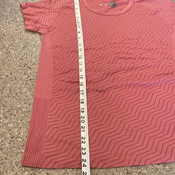 ZYIA ACTIVE Chevron Pink Poppy Copper Infused Short Sleeve Stretch Tee - Picture 11 of 11